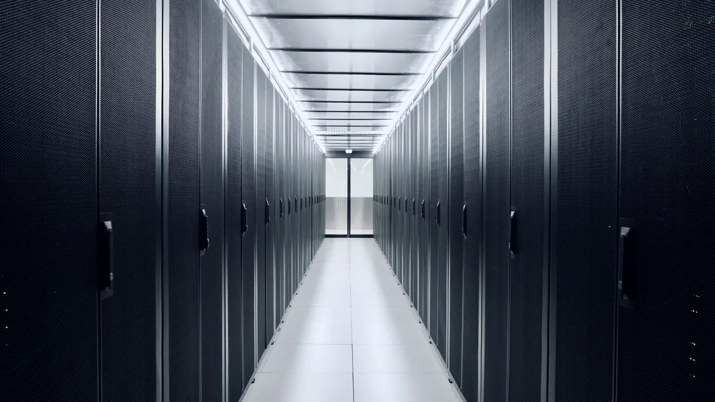 Baies serveurs dans un datacenter